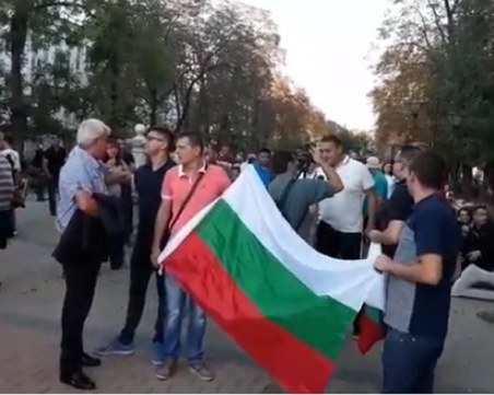 Протестиращите в Карнобат: Обричате ни на глад СНИМКИ