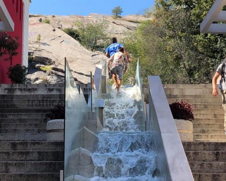 Ромчета превърнаха водната каскада на Главната в аквапарк СНИМКИ