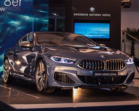 Уникално ВИДЕО показва как ръчно се сглобяват двигателите на BMW M850i