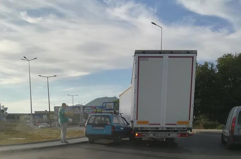 Нова катастрофа на пътя Пловдив – Асеновград, кола се заби в камион СНИМКИ