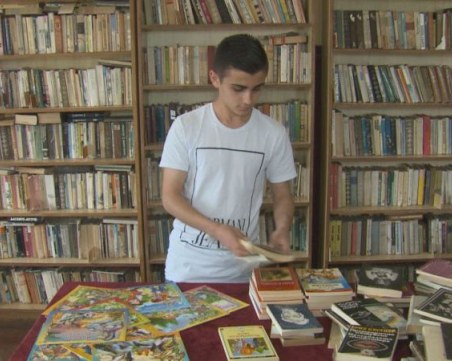 Без родители, но с пламенна кауза: Кирил дарява книги за изгоряло читалище. Включете се!