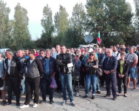 Десетки служители на Миню Стайков скочиха на протест