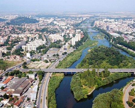 Плажуваме върху шезлонги на Марица, колоездачи и пешеходци кръжат край водата СНИМКИ
