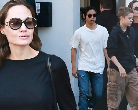 Почти без грим Анджелина Джоли разходи двамата си сина СНИМКА