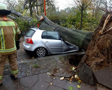 Буря погуби жена и рани дете