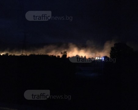 Пожар блокира влак с пътници край Карлово, пожарни хвърчат към мястото СНИМКИ+ВИДЕО