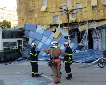 Замирисало на изгоряло преди да се срути фасадата на мола в Благоевград