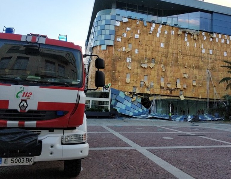 Силният вятър срути фасадата на мол