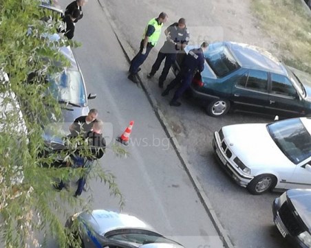 Акция на полицията в Кючука! Закопчаха мъж, криминалисти обискират колата му СНИМКИ