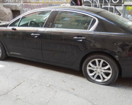 Брутално отмъщение! Потрошиха кола, изписаха я с псувни СНИМКИ