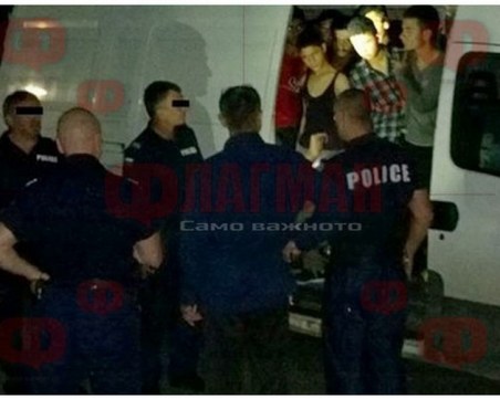 Екшън край Приморско! Каналджия опитал да избяга от полицията с бус, натъпкан с 28 бежанци