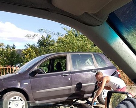 Фолксваген се метна на тротоар, потроши ограда в Коматево СНИМКИ