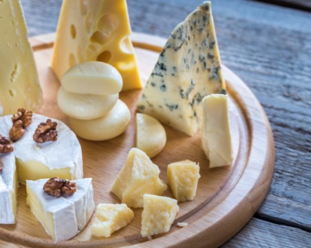 Как да подредим дъска със сирена за вино?