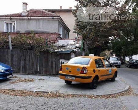 Как да стигнат децата до училище? Не и по тротоара СНИМКИ