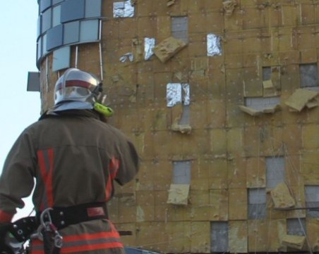 Очевидци на падането на фасадата на мола: Доста се уплашихме, вратата беше затрупана