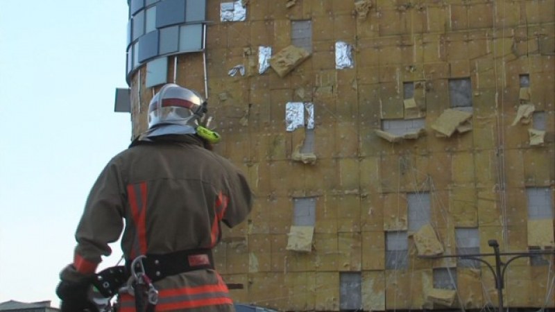 Очевидци на падането на фасадата на мола: Доста се уплашихме, вратата беше затрупана