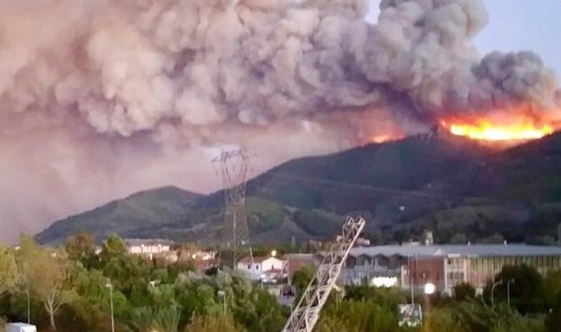 Огромен пожар лумна край Пиза! Стотици са евакуирани СНИМКИ
