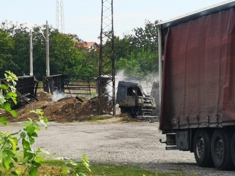 Три тира избухнаха в пламъци на паркинг СНИМКИ