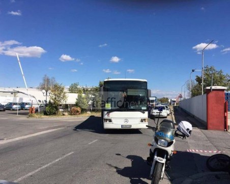 Автобус блъсна полицай край Пловдив, униформеният е в болница СНИМКИ