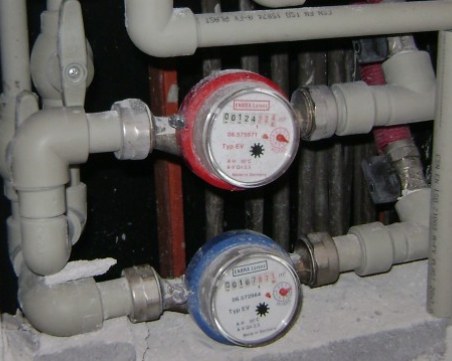 Блок натрупа 75 000 лева за вода, хората и институциите в недоумение от сметката ВИДЕО