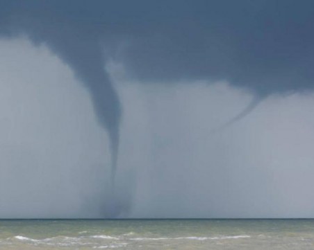 Апокалипсис в Гърция: Буря затвори училища и спря движението на фериботите