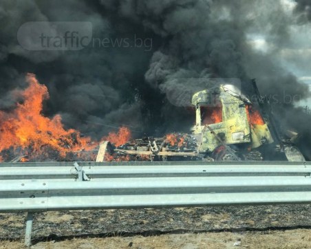 И през нощта: Останките от двата изгорели тира блокират две ленти на магистрала Тракия СНИМКИ