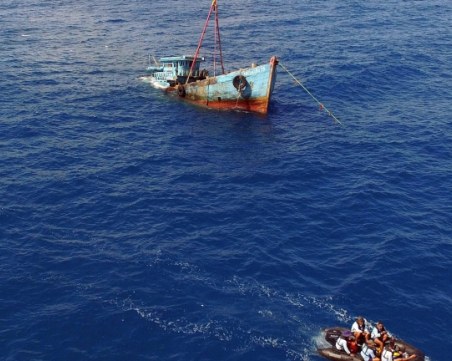 Продължава издирването на изчезналите в Черно море рибари