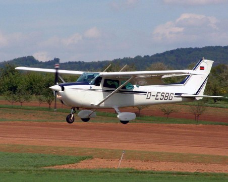 Самолет се запали и изгоря в Германия, двама души са загинали