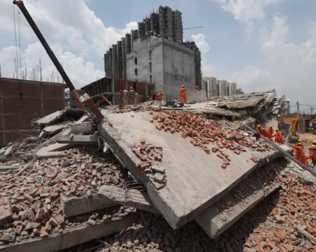 Жена и четири деца загинаха при срутване на сграда