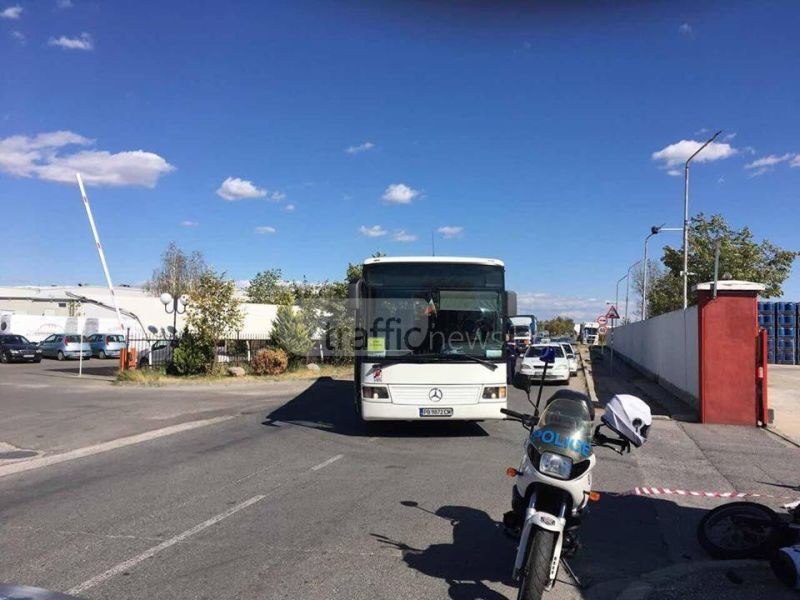 Автобус блъсна полицай край Пловдив, униформеният е в болница СНИМКИ