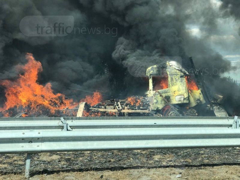 И през нощта: Останките от двата изгорели тира блокират две ленти на магистрала Тракия СНИМКИ