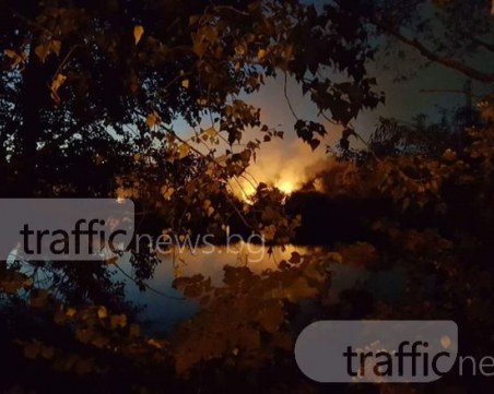 Коритото на река Марица гори! Пламъците са се разпростряли на 60 метра! ОБНОВЕНА СНИМКИ