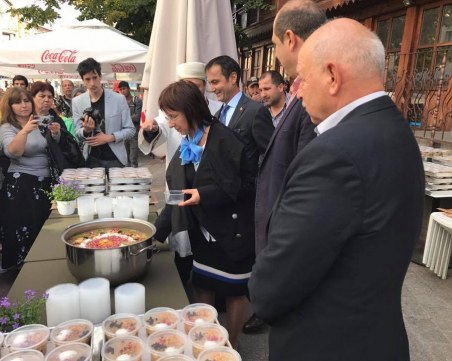 Над 500 ашурета раздават днес на Римския стадион в Пловдив