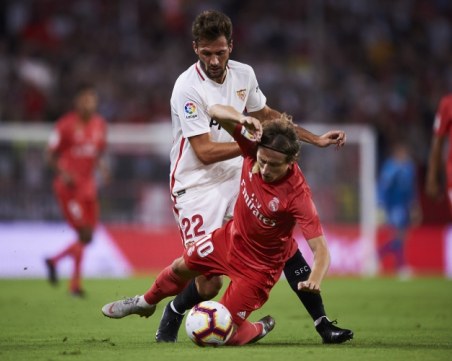 Реал изяде голям бой в Севиля, не се възползва от издънката на Барса