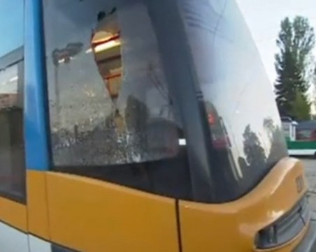 След снощното нападение в София: два трамвая са с пукнати стъкла, щетите за над 3000 лева