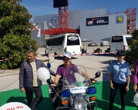 Деца яхнаха полицейски мотор на Панаира, станаха “Отговорни на пътя“ СНИМКИ