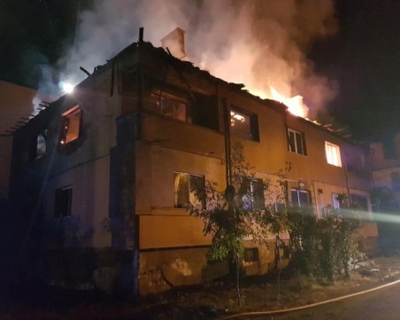 Голям пожар избухна в жилищен блок! Няколко семейства останаха без дом СНИМКИ