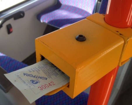 Над 22 000 държавни служители се возят гратис у нас