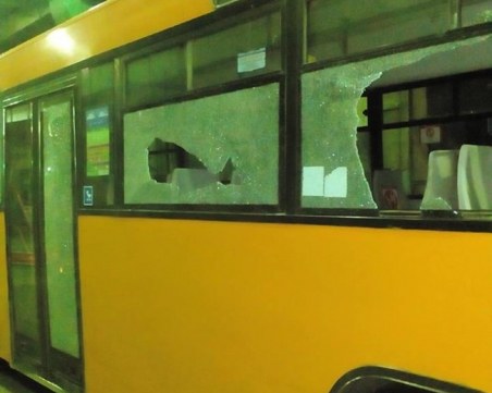 Отново стрелба по транспорта в столицата, стъклата на автобус са пръснати