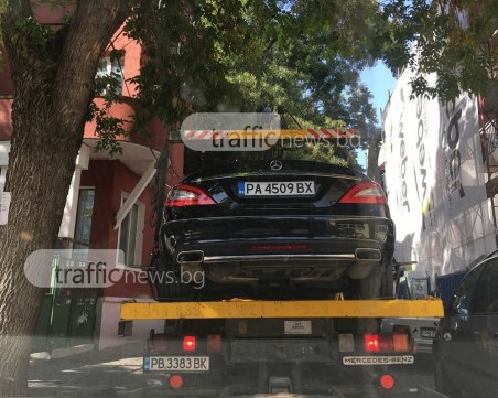 Паяк вдигна мерцедес с пазарджишка регистрация в центъра на Пловдив СНИМКИ