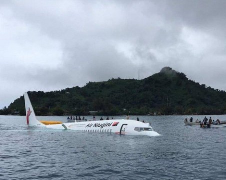 Пътнически самолет не уцели писта на летище и се разби в океана СНИМКИ и ВИДЕО