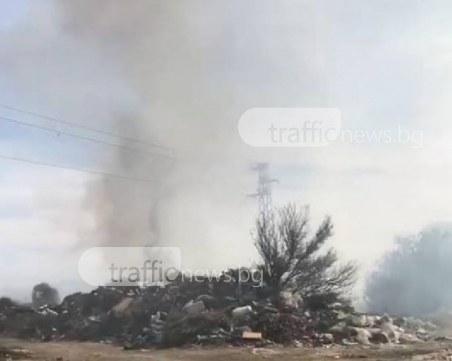 Пожар избухна на сметището край Цалапица СНИМКА