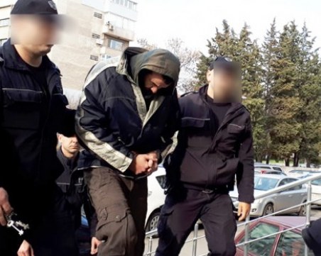 Затвор за мъжа, убил жестоко майка си