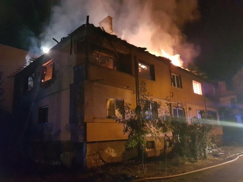 Голям пожар избухна в жилищен блок! Няколко семейства останаха без дом СНИМКИ