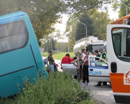 Автобус от градския транспорт катастрофира! Жена в откарана в русенска болница