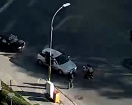 Кола отнесе майка с количка на оживено кръстовище