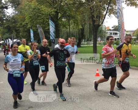 Краси Георгиев вече преполови 55-часовото си бягане! Десетки пловдивчани го подкрепиха