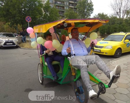 Младоженец и кум тръгнаха с рикша по улиците на Пловдив СНИМКИ