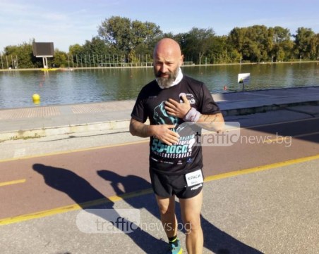 Утлтамаратонецът Краси Георгиев бяга вече повече от 22 часа в Пловдив