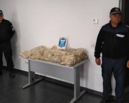 Задържаха рекордна пратка хероин на 